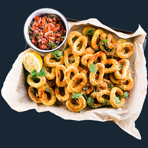 Panierte Calamares mit Tomatensalsa